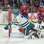 27 février 2025 ; Montréal, Québec, CAN ; L'attaquant des Sharks de San Jose, Nico Sturm (7), marque un but contre le gardien des Canadiens de Montréal, Sam Montembeault (35), durant la première période au Centre Bell.