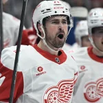Transaction pour Dylan Larkin: un développement favorable pour le Canadien est annoncé 21 janvier 2026 ; Toronto, Ontario, Canada ; L\'attaquant des Red Wings de Détroit, Dylan Larkin (71), exulte après avoir inscrit le but de la victoire en prolongation face aux Maple Leafs de Toronto à la Scotiabank Arena.