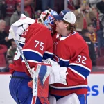 26 mars 2026; Montréal, Québec, Canada; Le gardien des Canadiens de Montréal, Jakub Dobes (75), célèbre la victoire contre les Blue Jackets de Columbus avec son coéquipier, le gardien Jacob Fowler (32), au Centre Bell.