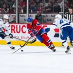 21 janvier 2025; Montréal, Québec, Canada; le centre du Lightning de Tampa Bay, Conor Geekie (14), et le défenseur Darren Raddysh (43) défendent la rondelle face à l'ailier droit des Canadiens de Montréal, Patrik Laine (92), durant la troisième période au Centre Bell.