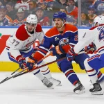 23 octobre 2025; Edmonton, Alberta, Canada; Les défenseurs des Canadiens de Montréal, Lane Hutton (48) et Kirby Dach (77), tentent de subtiliser la rondelle à l'attaquant des Oilers d'Edmonton, Jack Roslovic (28), durant la troisième période au Rogers Place.