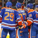3 décembre 2022; Edmonton (Alberta, Canada); L'attaquant des Oilers d'Edmonton, Connor McDavid (97), célèbre son but contre les Canadiens de Montréal en troisième période au Rogers Place.