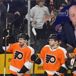 28 mars 2023 ; Philadelphie, Pennsylvanie, États-Unis ; Scott Laughton (21), centre des Flyers de Philadelphie, Noah Cates (49), Kieffer Bellows (20) et Nicolas Deslauriers (44), ailiers gauches, célèbrent un but marqué contre les Canadiens de Montréal en troisième période au Wells Fargo Center.