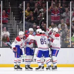 23 décembre 2025 ; Boston, Massachusetts, États-Unis ; l'attaquant des Canadiens de Montréal, Sammy Blais (27), célèbre son but avec ses coéquipiers lors de la première période contre les Bruins de Boston au TD Garden.