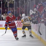 22 septembre 2025; Montréal, Québec, Canada; L'attaquant des Canadiens de Montréal, Sean Farrell (57), célèbre avec ses coéquipiers après avoir marqué un but contre les Penguins de Pittsburgh lors de la séance de tirs de barrage au Centre Bell.