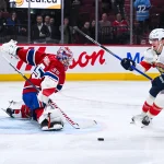 8 janvier 2026; Montréal, Québec, Canada; L'ailier droit des Panthers de la Floride, Mackie Samoskevich (11), rate son tir devant le gardien des Canadiens de Montréal, Samuel Montembeault (35), en deuxième période au Centre Bell.