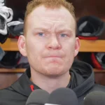 L'ancien capitaine des Sénateurs d'Ottawa, Brady Tkachuk, en point de presse devant les médias.
