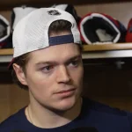 L'attaquant du Canadien de Montréal, Cole Caufield, en conférence de presse devant les médias.