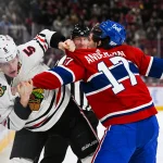 14 février 2023; Montréal, Québec, Canada; L'ailier droit des Canadiens de Montréal, Josh Anderson (17), se bat avec le défenseur des Blackhawks de Chicago, Connor Murphy (5), durant la première période au Centre Bell.