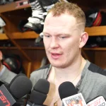 L'ancien attaquant des Sénateurs d'Ottawa, Brady Tkachuk, en conférence de presse devant les médias.