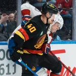 Excellente nouvelle annoncée pour le Canadien dans le dossier Elias Pettersson 25 octobre 2025 ; Vancouver, Colombie-Britannique, Canada ; L\'attaquant des Canucks de Vancouver, Elias Pettersson (40), plaque l\'attaquant des Canadiens de Montréal, Juraj Slafkovsky (20), au cours de la troisième période à la Rogers Arena.