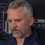L'entraîneur-chef du Canadien de Montréal, Martin St-Louis, en point de presse devant les médias.