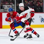 8 février 2025; Montréal, Québec, Canada; le défenseur des Devils du New Jersey, Simon Nemec (17), joue la rondelle contre l'ailier droit des Canadiens de Montréal, Patrik Laine (92), durant la première période au Centre Bell.