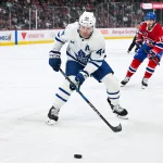 18 janvier 2025; Montréal, Québec, Canada; le défenseur des Maple Leafs de Toronto, Morgan Rielly (44), contrôle la rondelle face aux Canadiens de Montréal durant la première période au Centre Bell.