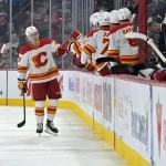 5 novembre 2024; Montréal, Québec, Canada; L'attaquant des Flames de Calgary, Connor Zary (47), célèbre avec ses coéquipiers après avoir marqué un but contre les Canadiens de Montréal en deuxième période au Centre Bell.