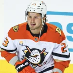 On sait maintenant pourquoi le Canadien n'a toujours pas complété de transaction impliquant Mason McTavish 3 avril 2025 ; Calgary, Alberta, Canada ; Mason McTavish (23), centre des Anaheim Ducks, patine pendant l\'échauffement avant le match contre les Flames de Calgary au Scotiabank Saddledome.
