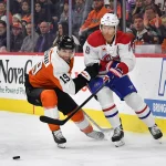 10 janvier 2024 ; Philadelphie, Pennsylvanie, États-Unis ; le défenseur des Canadiens de Montréal, Mike Matheson (8), passe la rondelle à l'ailier droit des Flyers de Philadelphie, Garnet Hathaway (19), durant la première période au Wells Fargo Center.