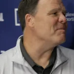 Jeff Gorton, du Canadien de Montréal, en conférence de presse devant les médias.