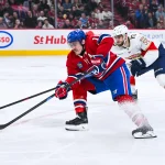 8 janvier 2026; Montréal, Québec, Canada; Brendan Gallagher (11), ailier droit des Canadiens de Montréal, joue la rondelle contre A.J. Greer (10), ailier gauche des Panthers de la Floride, durant la troisième période au Centre Bell.
