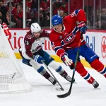 22 mars 2025; Montréal, Québec, Canada; Patrik Laine (92), ailier droit des Canadiens de Montréal, défend la rondelle face à Valeri Nichushkin (13), ailier droit de l'Avalanche du Colorado, derrière le filet, en deuxième période au Centre Bell.