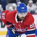 25 septembre 2025; Montréal, Québec, Canada; l'ailier gauche des Canadiens de Montréal, Luke Tuch (88), attend une mise au jeu contre les Maple Leafs de Toronto durant la première période au Centre Bell.