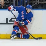 23 septembre 2025 ; New York, État de New York, États-Unis ; Brett Berard (65), ailier gauche des Rangers de New York, contrôle le palet durant la première période d'un match préparatoire contre les Bruins de Boston au Madison Square Garden.
