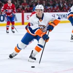 21 mars 2026; Montréal, Québec, Canada; Mathew Barzal (13), centre des Islanders de New York, contrôle la rondelle face aux Canadiens de Montréal durant la première période au Centre Bell.