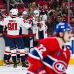 7 décembre 2024; Montréal, Québec, Canada; Tom Wilson (43), ailier droit des Capitals de Washington, célèbre avec ses coéquipiers son deuxième but du match contre les Canadiens de Montréal en troisième période au Centre Bell.