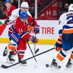 3 décembre 2024; Montréal, Québec, Canada; L'ailier droit des Canadiens de Montréal, Brendan Gallagher (11), tire au but contre le défenseur des Islanders de New York, Alexander Romanov (28), durant la troisième période au Centre Bell.