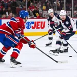 16 novembre 2024; Montréal, Québec, Canada; Adam Fantilli (19), centre des Blue Jackets de Columbus, joue la rondelle contre Kaiden Guhle (21), défenseur des Canadiens de Montréal, durant la troisième période au Centre Bell.
