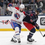 17 novembre 2025 ; Columbus, Ohio, États-Unis ; le défenseur des Blue Jackets de Columbus, Jake Christiansen (2), plaque l'ailier droit des Canadiens de Montréal, Joshua Roy (89), pour lui prendre la rondelle durant la troisième période à la Nationwide Arena.