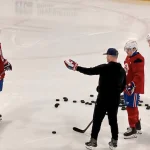 Brendan Gallagher et Lane Hutson, notamment, en direct de Brossard et aux couleurs du Canadien de Montréal.