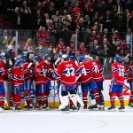 17 mars 2026; Montréal, Québec, Canada; Les joueurs des Canadiens de Montréal célèbrent leur victoire contre les Bruins de Boston après la fin du match au Centre Bell.