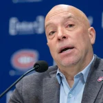 Le directeur général du Canadien de Montréal, Kent Hughes, en conférence de presse devant les médias.