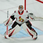 30 octobre 2018 ; Glendale, Arizona, États-Unis ; le gardien des Sénateurs d'Ottawa, Mike Condon (1), suit la rondelle du regard durant la première période contre les Coyotes de l'Arizona à la Gila River Arena.