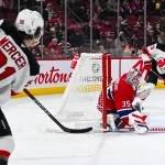 8 février 2025; Montréal, Québec, Canada; Le gardien des Canadiens de Montréal, Sam Montembeault (35), effectue un arrêt face au centre des Devils du New Jersey, Dawson Mercer (91), durant la troisième période au Centre Bell.