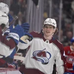 13 mars 2023; Montréal, Québec, Canada; Le défenseur de l'Avalanche du Colorado, Bowen Byram (4), célèbre avec ses coéquipiers après avoir marqué un but contre les Canadiens de Montréal en première période au Centre Bell. Crédit photo obligatoire : Eric Bolte-Imagn Images