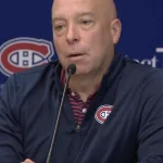 Le directeur général du Canadien de Montréal, Kent Hughes, en conférence de presse devant les médias.