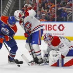 23 octobre 2025; Edmonton (Alberta, Canada); L'attaquant des Oilers d'Edmonton, Vasily Podkolzin (92), tente de récupérer une rondelle libre devant le gardien des Canadiens de Montréal, Sam Montembeault (35), durant la troisième période au Rogers Place.