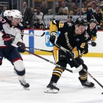 28 mars 2024 ; Pittsburgh, Pennsylvanie, États-Unis ; Sam Poulin (22), ailier droit des Penguins de Pittsburgh, patine avec la rondelle devant James Malatesta (67), ailier gauche des Blue Jackets de Columbus, durant la première période à la PPG Paints Arena.