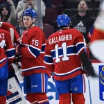 8 janvier 2026; Montréal, Québec, Canada; Les joueurs des Canadiens de Montréal se rassemblent autour du gardien Samuel Montembeault (35) pour célébrer leur victoire contre les Panthers de la Floride au Centre Bell.