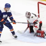 14 février 2023 ; Elmont, État de New York, États-Unis ; le gardien des Sénateurs d'Ottawa, Kevin Mandolese (70), effectue un arrêt face au centre des Islanders de New York, Bo Horvat (14), en prolongation à l'UBS Arena.