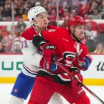29 mars 2026 ; Raleigh, Caroline du Nord, États-Unis ; le centre des Canadiens de Montréal, Oliver Kapanen (91), retient le centre des Hurricanes de la Caroline, Sebastian Aho (20), durant la troisième période au Lenovo Center.