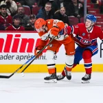 9 décembre 2024; Montréal, Québec, Canada; Le défenseur des Canadiens de Montréal, Kaiden Guhle (21), défend face au défenseur des Ducks d'Anaheim, Jacob Trouba (65), durant la troisième période au Centre Bell.