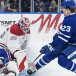 Scoop concernant Matthew Knies: le Canadien n'a pas dit son dernier mot dans ce dossier 8 octobre 2025 ; Toronto, Ontario, Canada ; Matthew Knies (23), l\'ailier gauche des Maple Leafs de Toronto, se bat devant le gardien des Canadiens de Montréal, Sam Montembeault (35), au cours de la troisième période à la Scotiabank Arena.