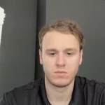 Le gardien du Canadien de Montréal, Jakub Dobes, en conférence de presse devant les médias.
