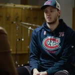 Le gardien du Canadien de Montréal, Jakub Dobes, en conférence de presse devant les médias.