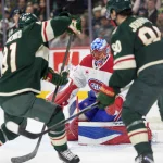 2 février 2026 ; Saint Paul, Minnesota, États-Unis ; le gardien des Canadiens de Montréal, Jakub Dobes (75), observe l'ailier droit du Wild du Minnesota, Vladimir Tarasenko (91), tirer au but en deuxième période à la Grand Casino Arena.
