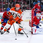 15 mars 2026; Montréal, Québec, Canada; Le centre des Ducks d'Anaheim, Leo Carlsson (91), joue la rondelle devant le filet du gardien des Canadiens de Montréal, Jacob Fowler (32), durant la deuxième période au Centre Bell.