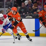 2 février 2025 ; Anaheim, Californie, États-Unis ; Leo Carlsson (91), centre des Ducks d'Anaheim, manie la rondelle face aux Canadiens de Montréal durant la troisième période au Honda Center.